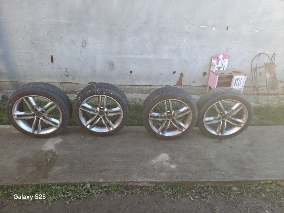 Vând 2 seturi de jante