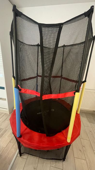 Trambulină de interior cu plasă de protecție
