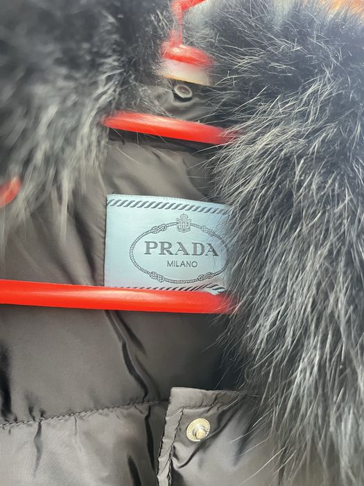 Vând geaca Prada originala cu blana naturala