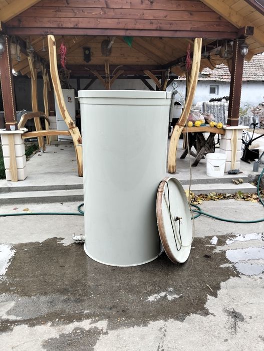 Vând  butoi  vin (rezezvor) 750lt