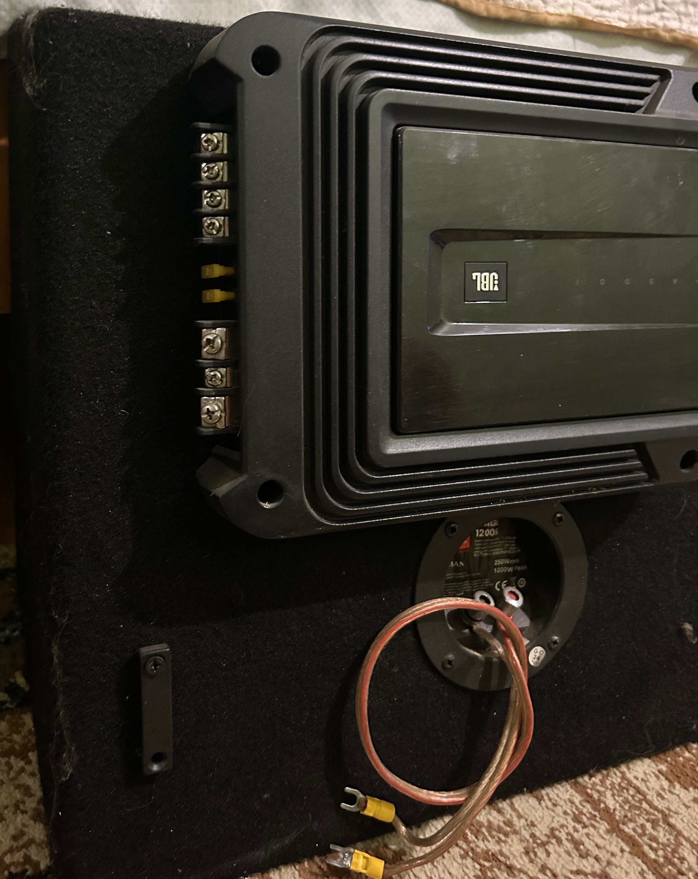 Subwoofer auto plus stație