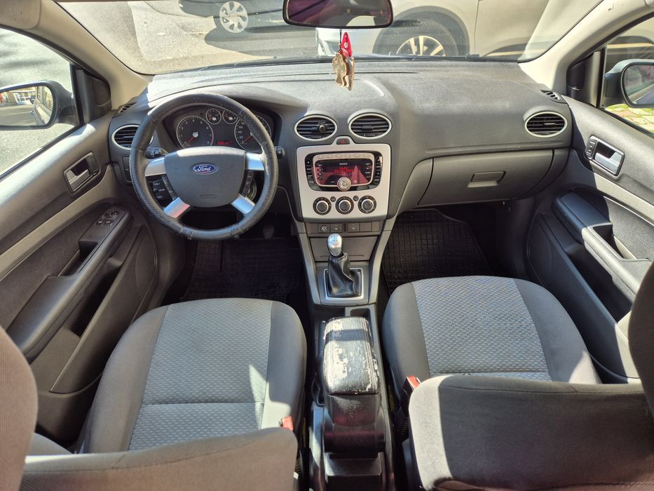 Vand Ford focus sedan 1.6 benzina