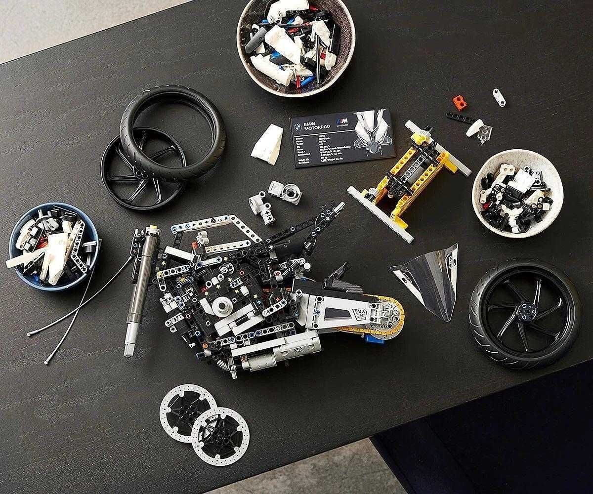 Lego BMW M 1000 RR 42130