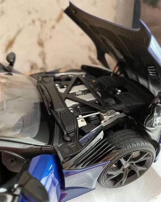 Aston Martin DBS Superleggera AUTOart M1:18 Сапфирено синьо.