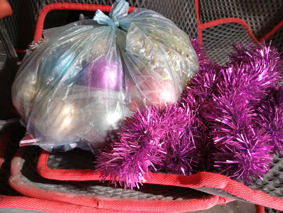 Ёлочные игрушки отдам за шоколадку