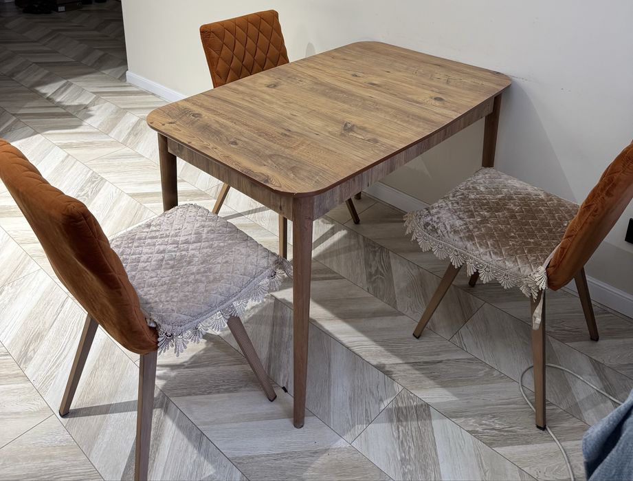 Кухонный стол со стульями