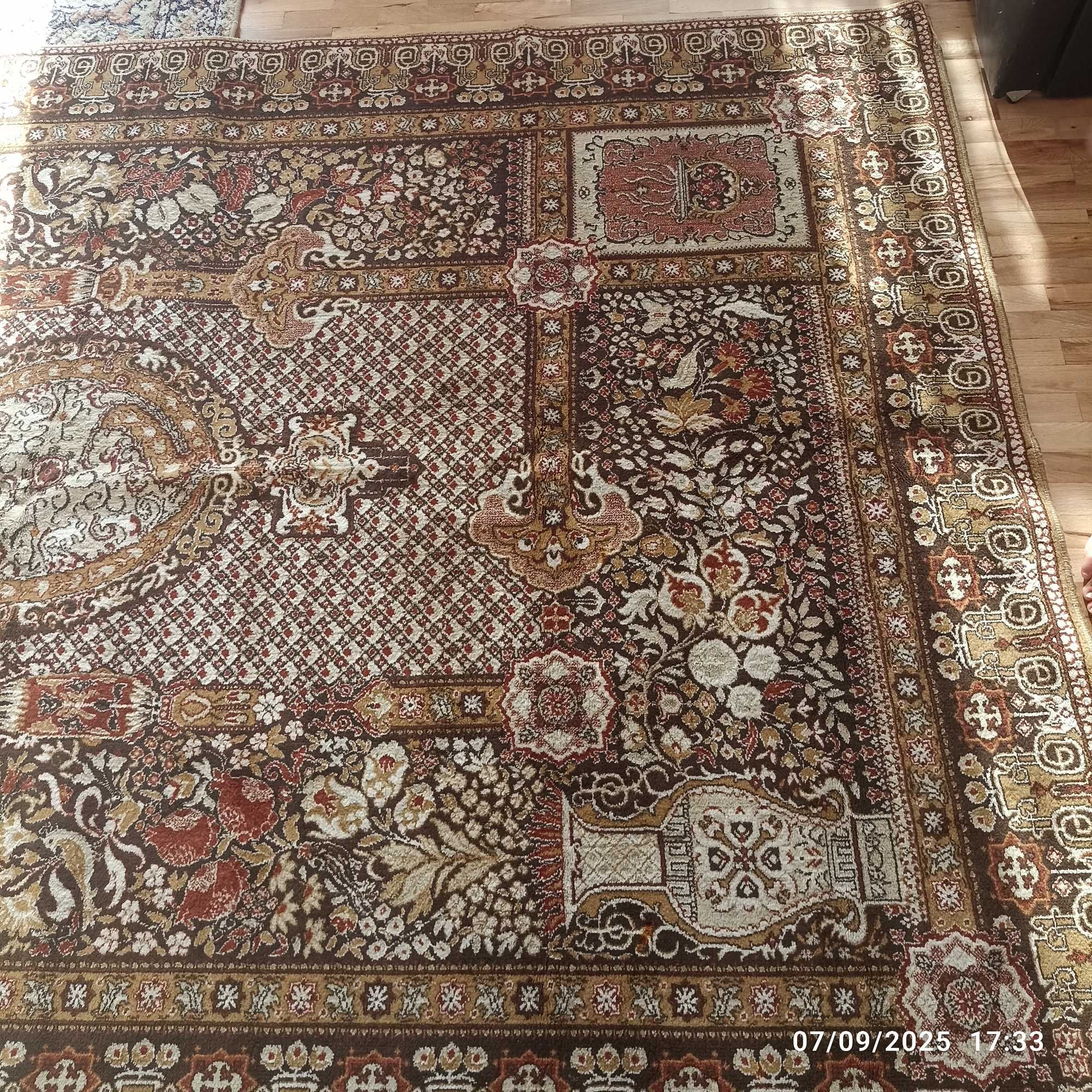 Продавам персийски килим. Български. Размер на килима 285 на 190.