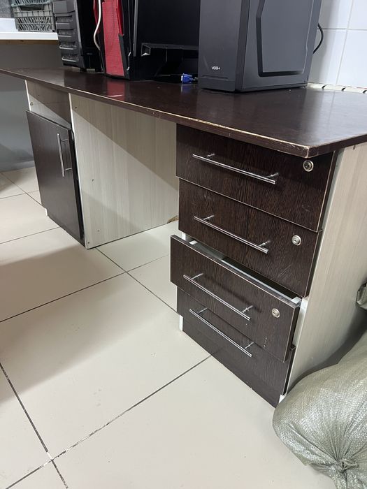 Продается стол 10 000 тг