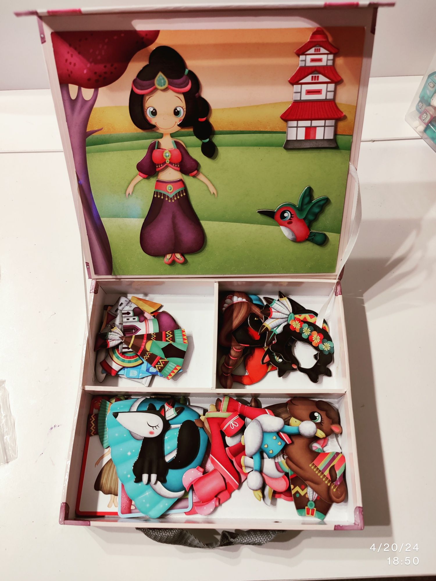 Princess World. Puzzle magnetic educativ