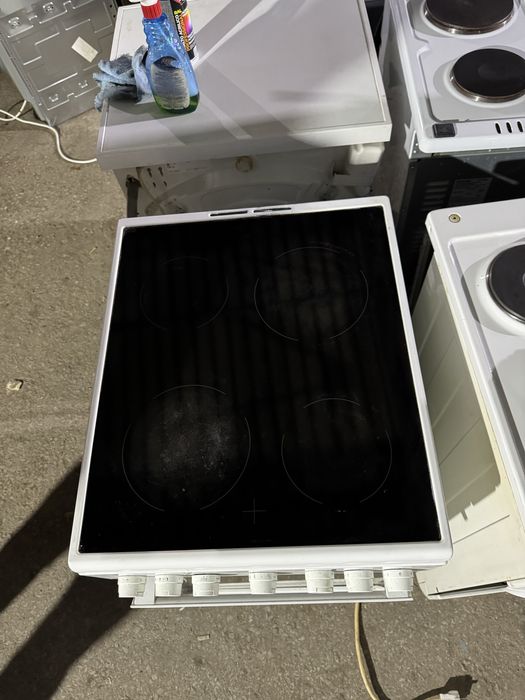 Печка с керамични котлони electrolux
