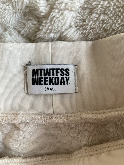 Къса пола S, Weekday