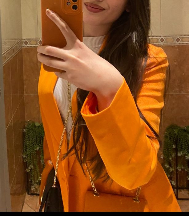 Оранжево сако.