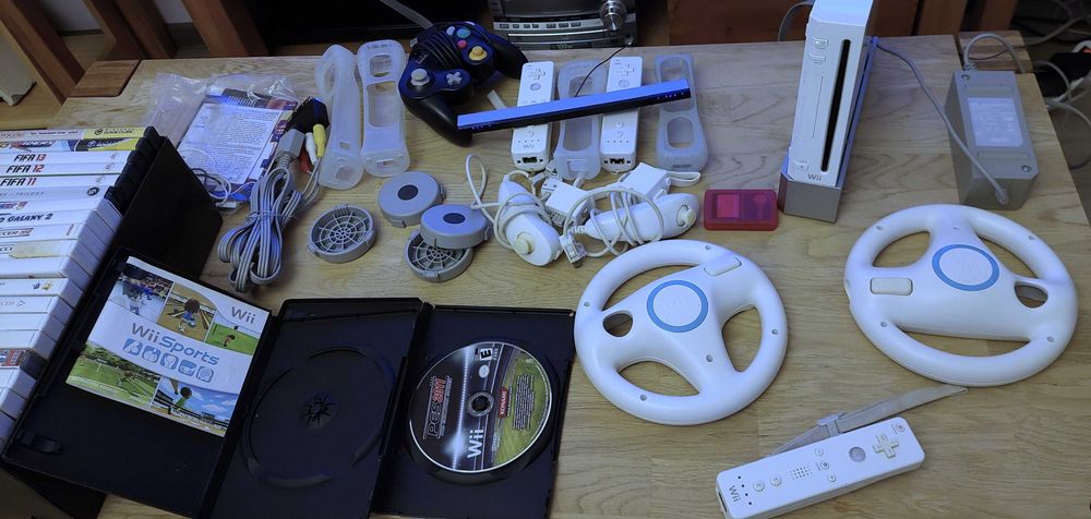 consola Nintendo Wii cu accesorii si jocuri