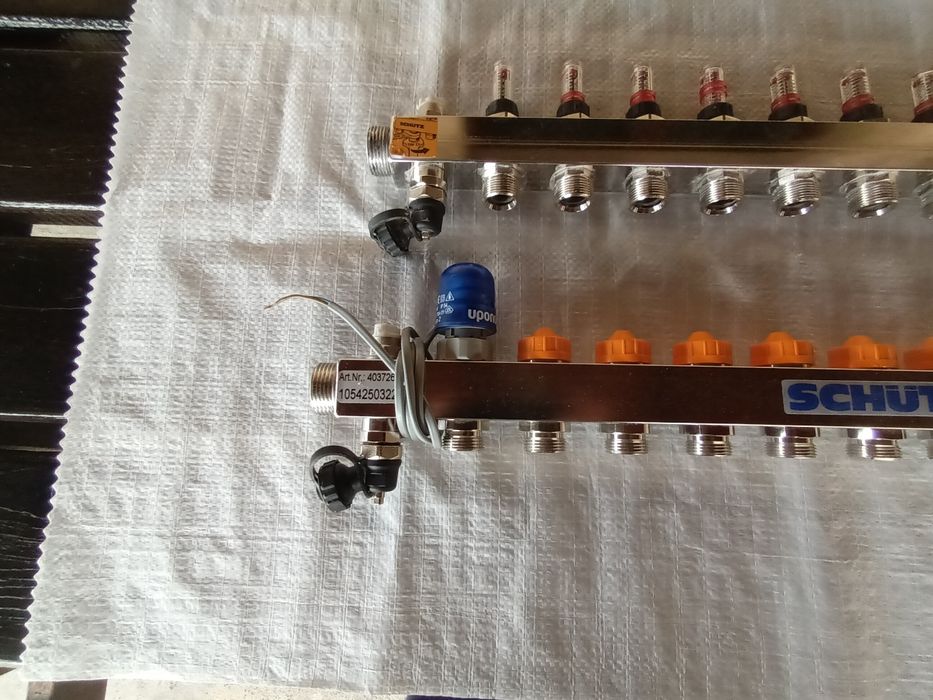 Vând distribuitor cu12 grupuri pentru încălzire în pardoseala