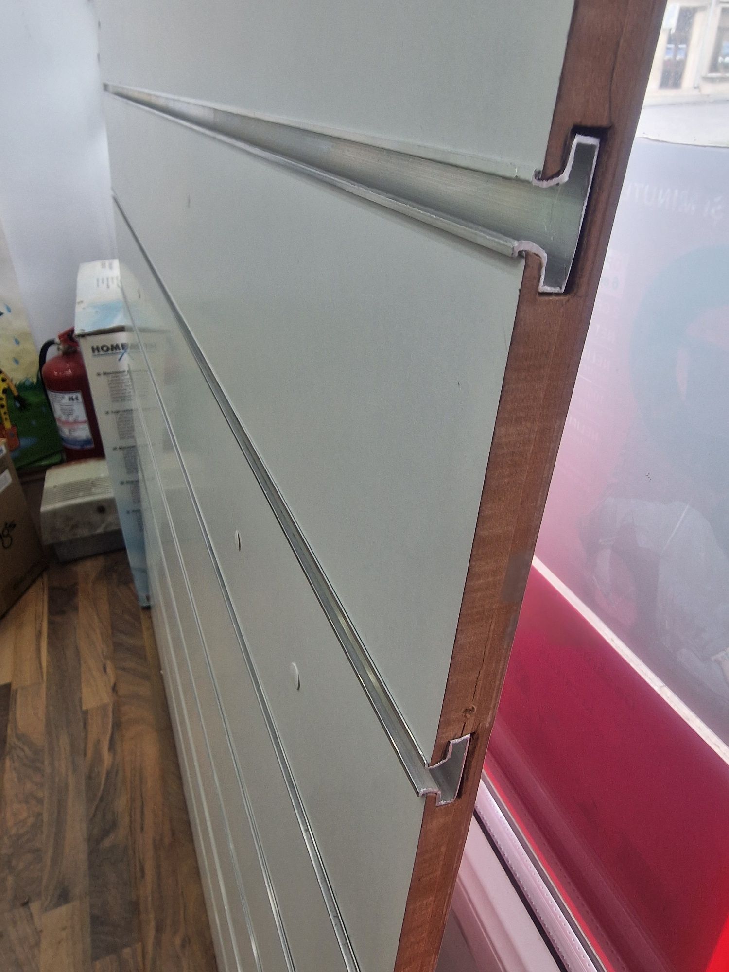 Panou expunere slatwall cu sina aluminiu