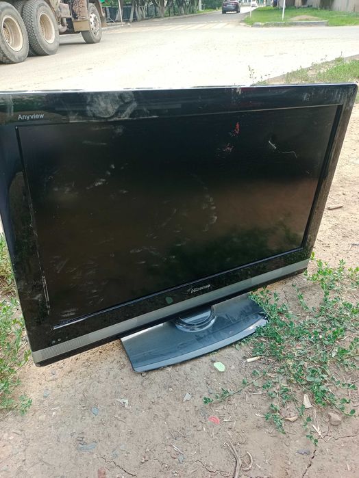 Продам телевизор ЖК Hisense  экран треснутый на запчасти