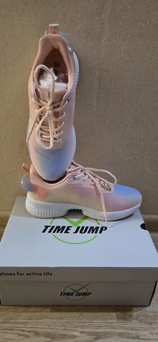 Кроссовки женские