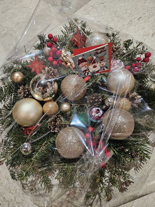 Coroniță de Crăciun pe suport natural din crenguțe de brad