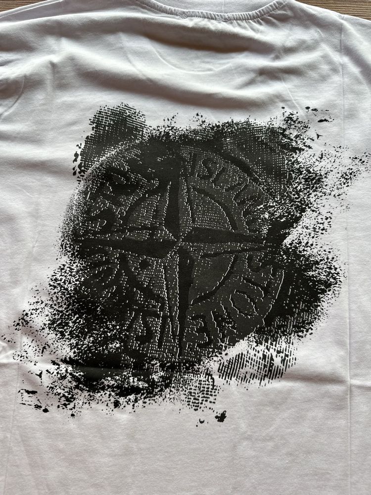 Мъжка,памучна,бяла тениска Stone Island с щампа на гърба