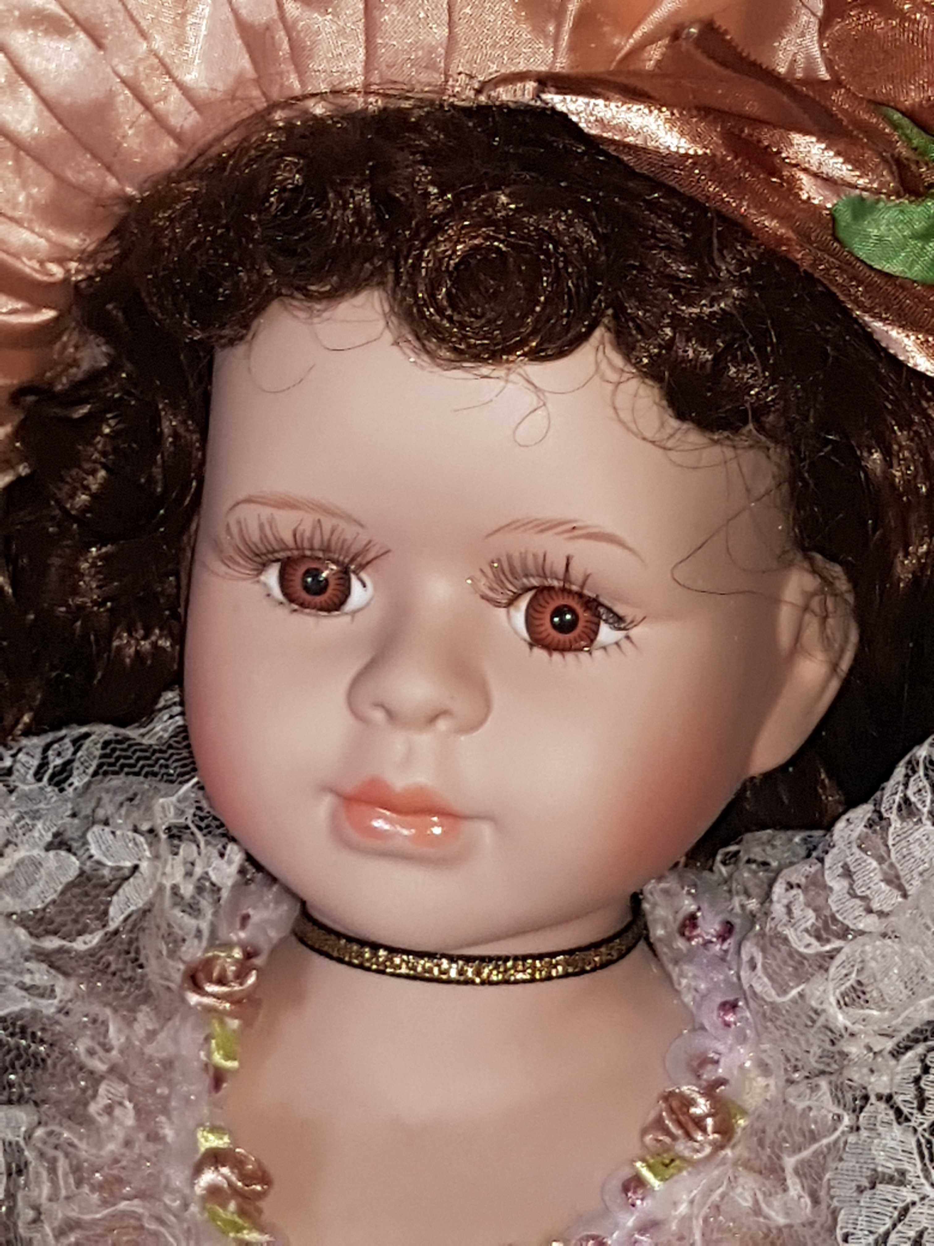 Порцеланова кукла със стойка - 77см