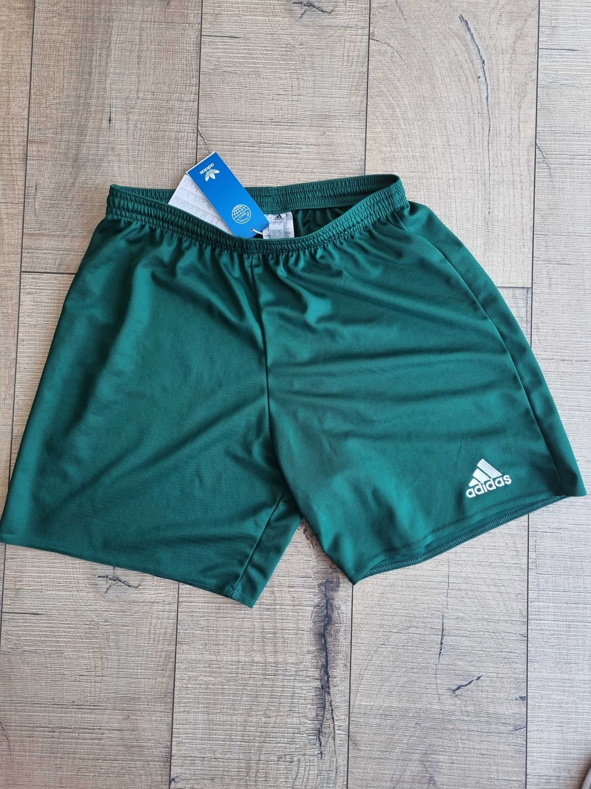 Pantaloni scurti Adidas marime M