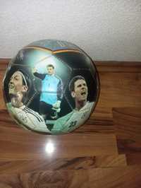 Футбольный мяч с изображением и подписями сборной Германии.
