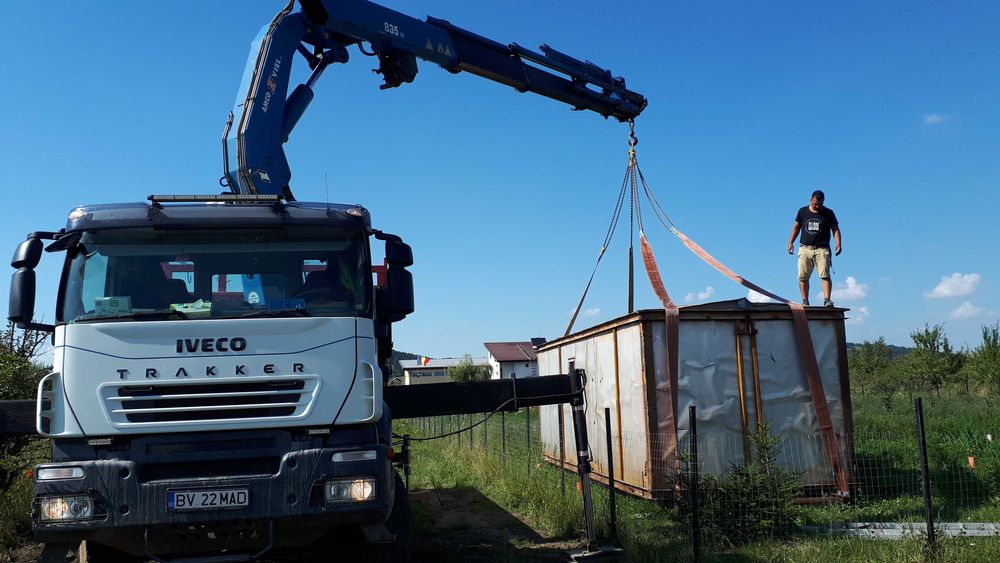 Transport containere cu macara