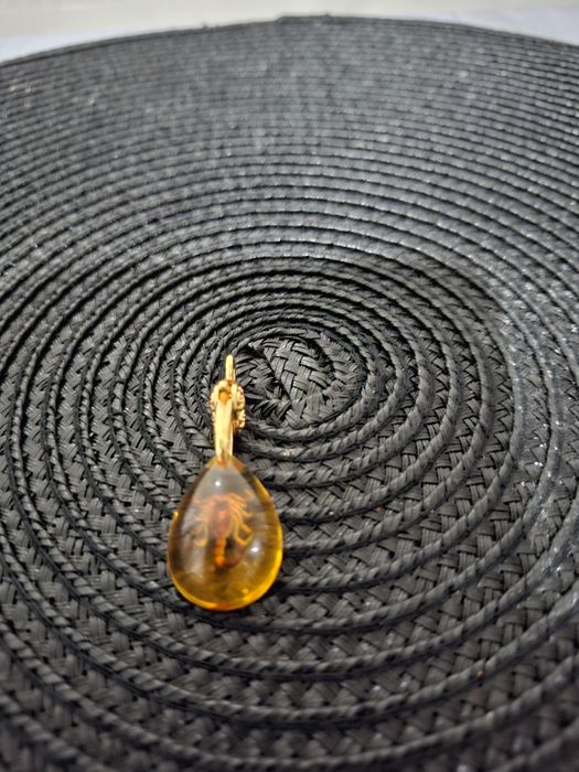 Pandant chihlimbar scorpion lungime 4 cm