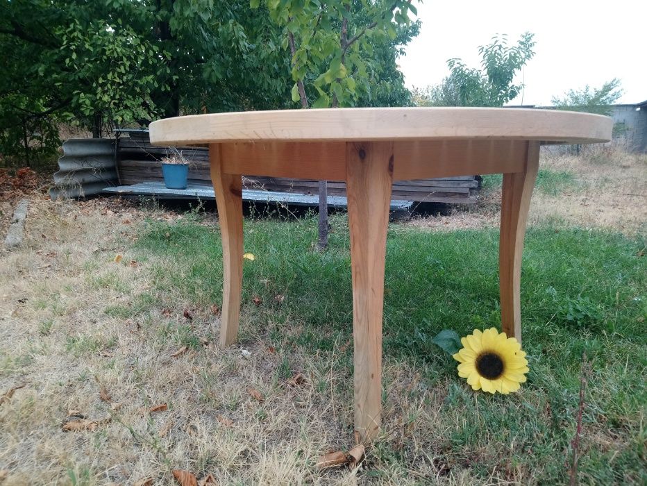 Дървена кръгла маса