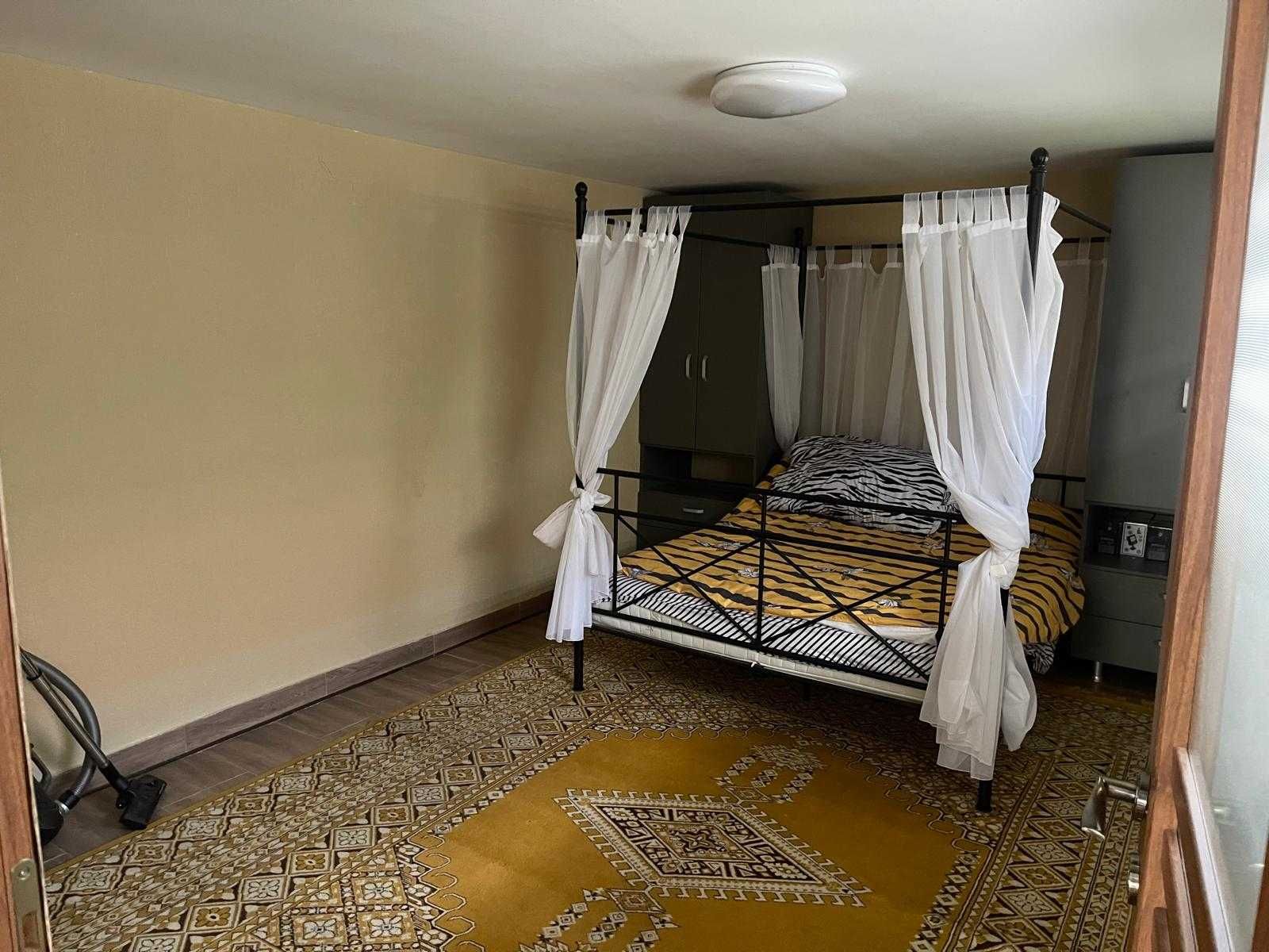 2 Apartamente de inchiriat intr-o casa cu curte comuna