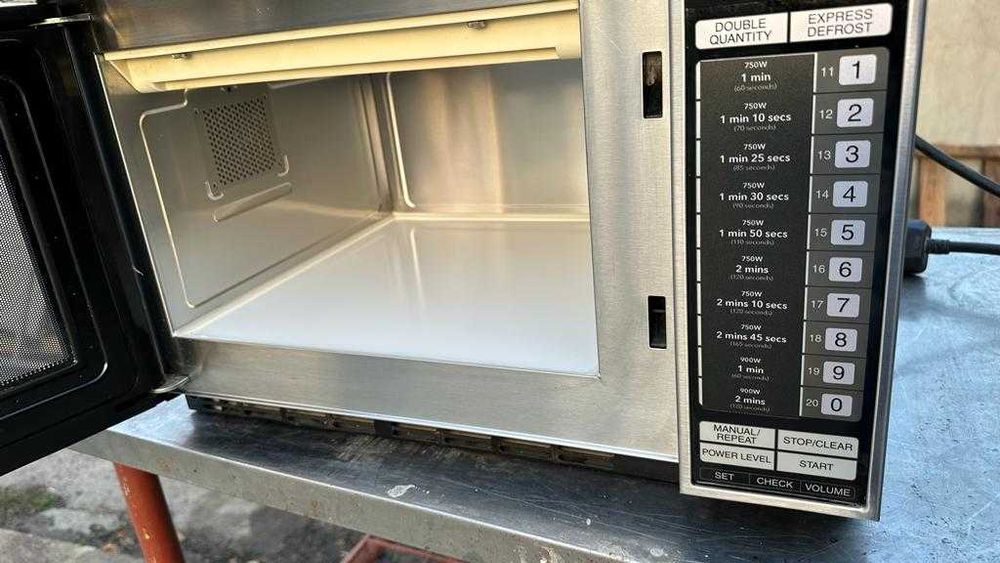 Cuptor Microunde Panasonic PRO2 si Microunde Sharp R22AT