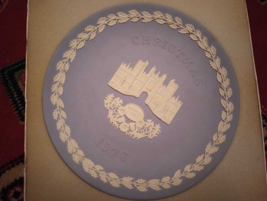 Vand farfurie decorata manual pt Craciun made in England by Wedgwood