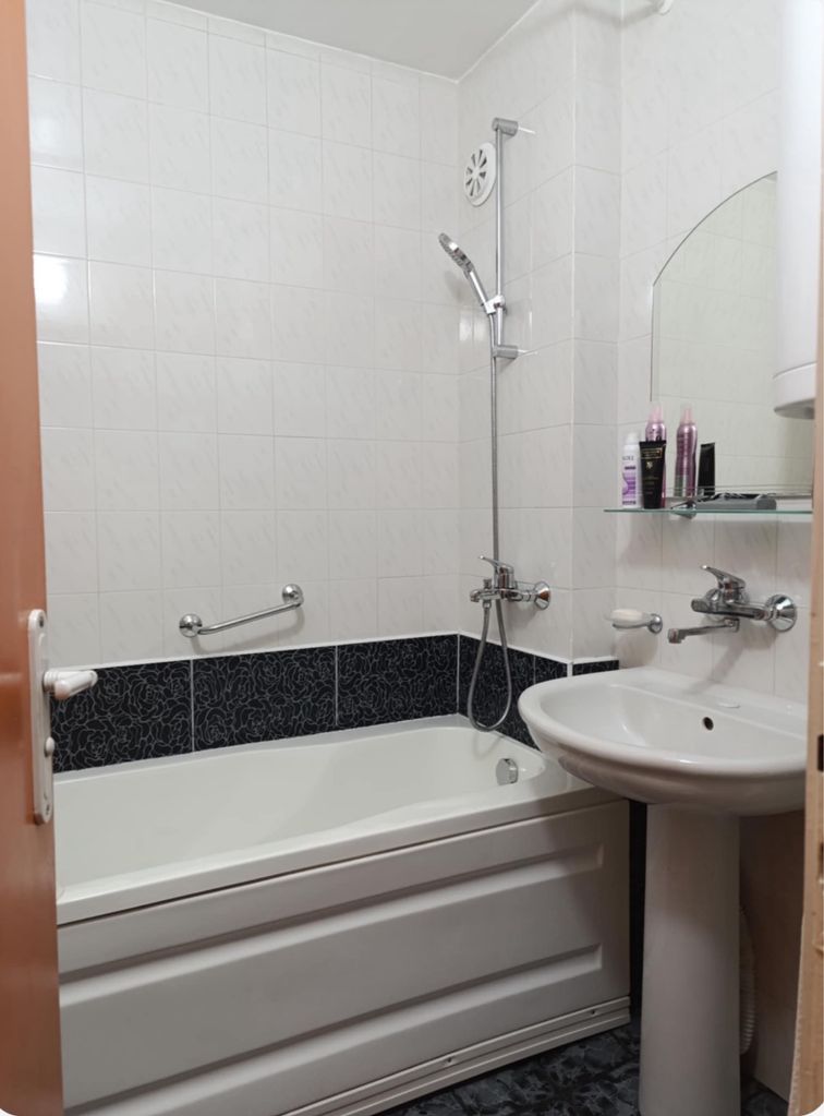 Продава се Тристаен апартамент в Варна, Базар Левски - 75 кв.м за 3467 €/кв.м - Снимка #13