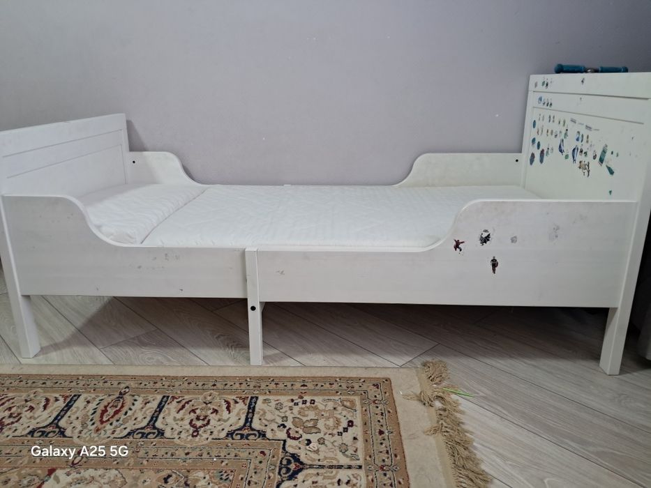 Кровать Икеа размер длина 160-200, ширина 85 с матрасом.