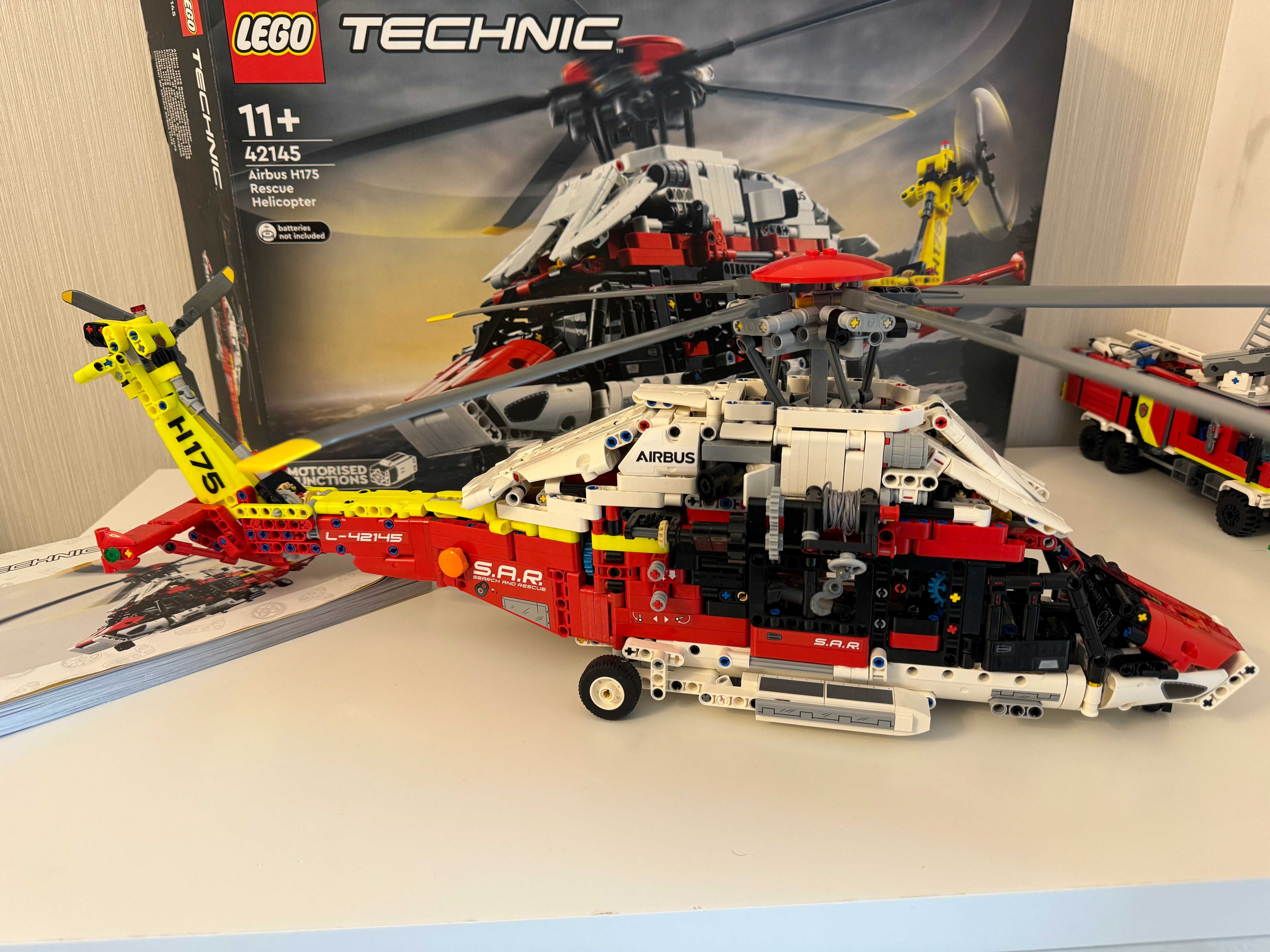 LEGO Technic - Elicopter de salvare Airbus H175 42145, 2001 piese