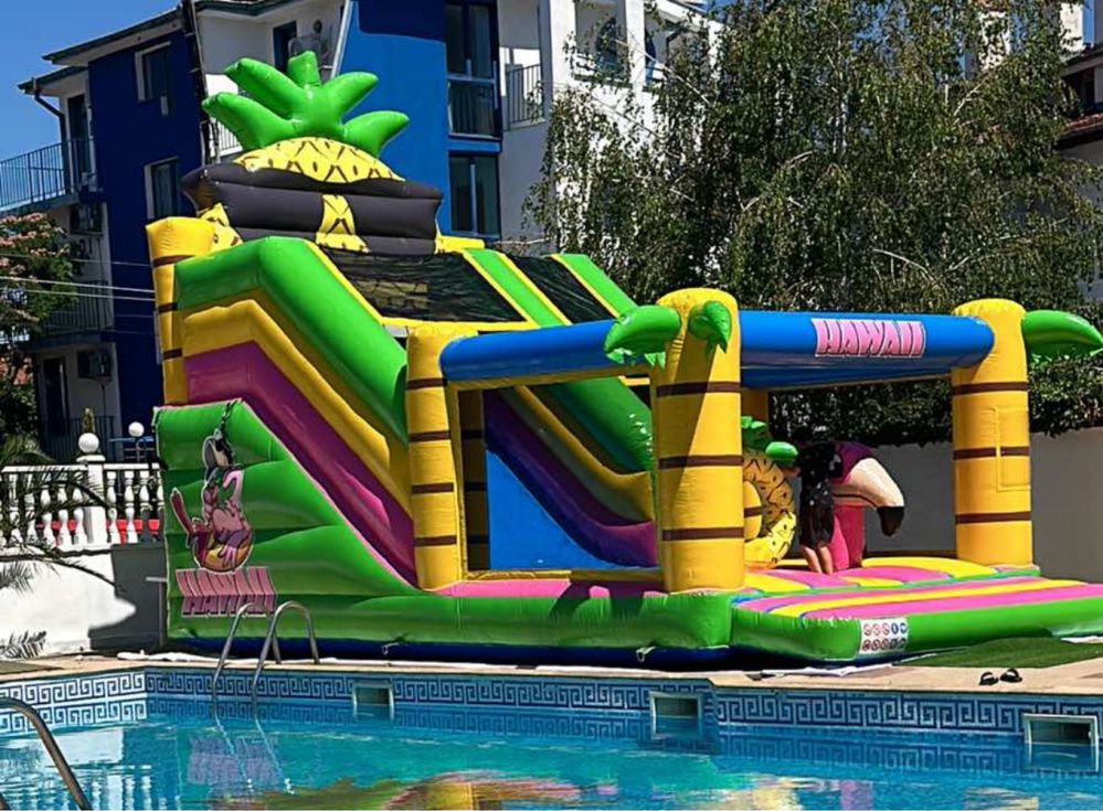 Продавам чисто нов надуваем замък с пързалка и зона за игра