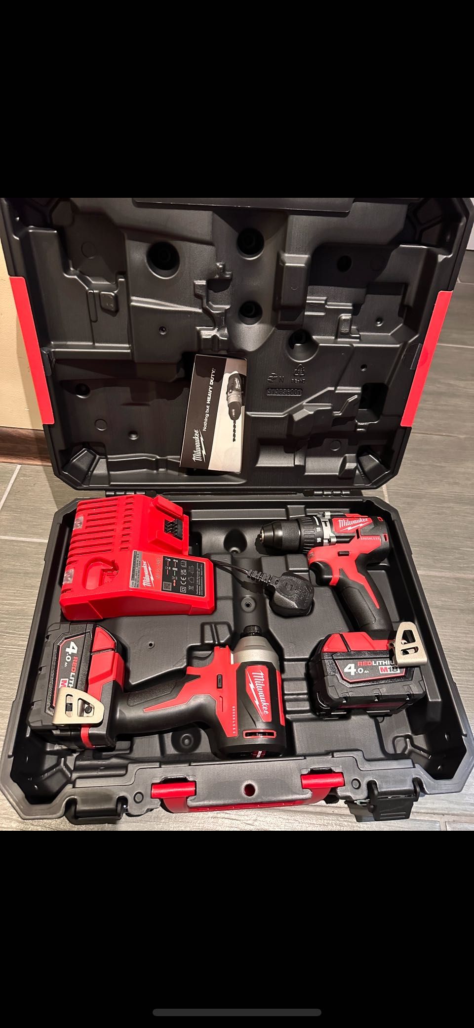 Чисто Нов Комплект Milwaukee M18 CBLPP2A-402C с 2 батерии и зарядно