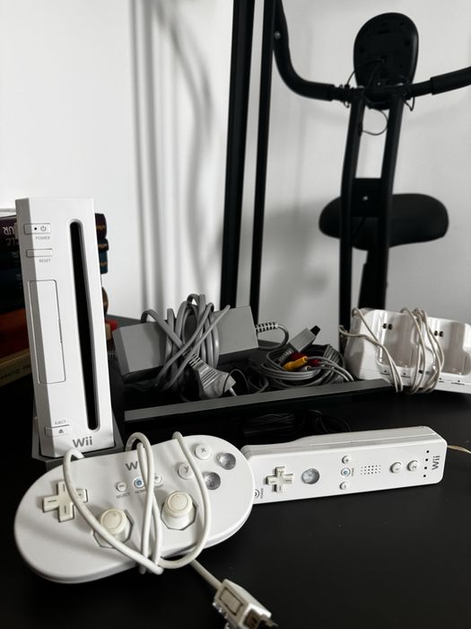 Pachet complet Consolă Nintendo Wii + Accesorii
