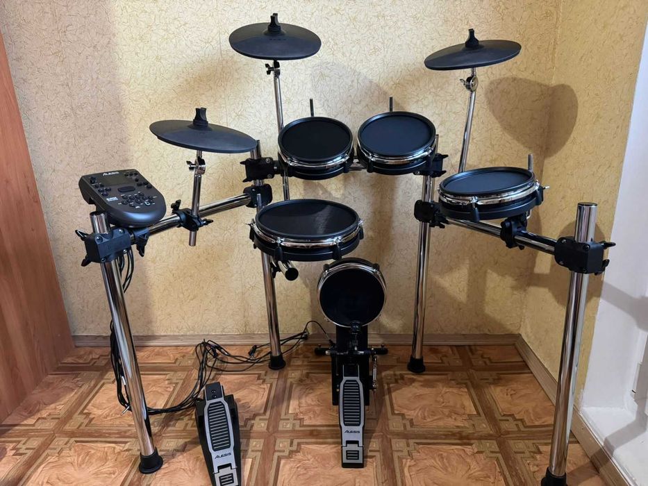 Продам электронную ударную установку Alesis SurgeMeshKit