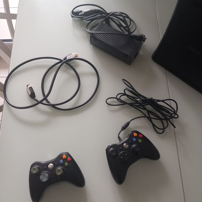 Consola XBOX 360, 2 Controllere, HDD 120GB, Jocuri