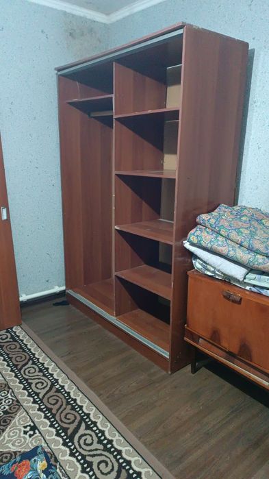 Шкаф сотилади. Битта эшиги синган биттаси бор