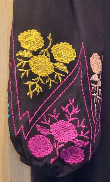 Superba rochie neagra cu broderie