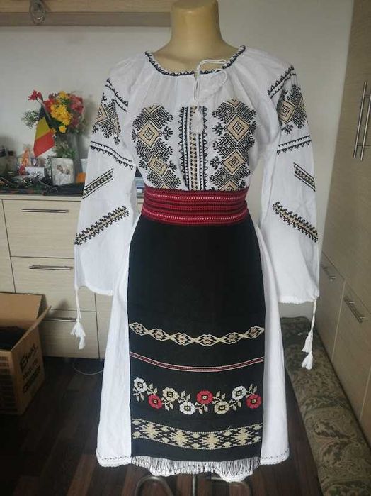 costum traditional de dama
