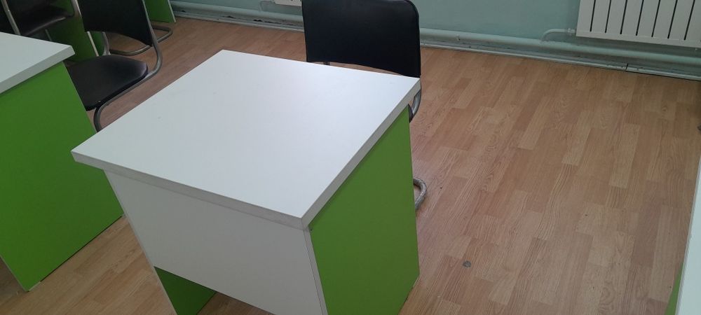 Parta bolalarga dars qilish uchun