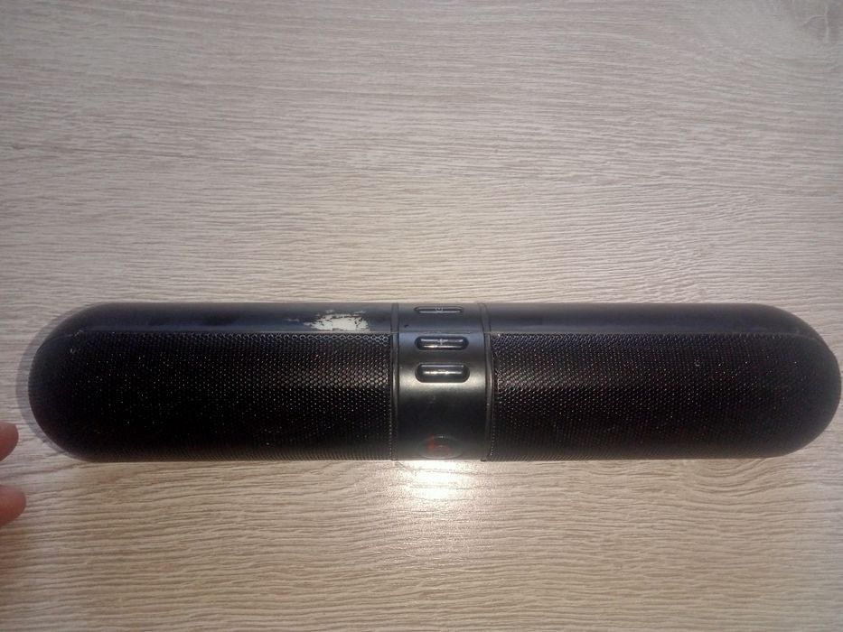 Продам оригинал Beats Pill активный калонку в хорошем состоянии.