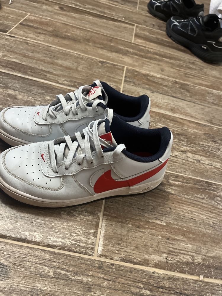 Обувки нa Nike Air Force.