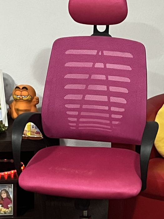 Scaun birou roz ,confortabil !