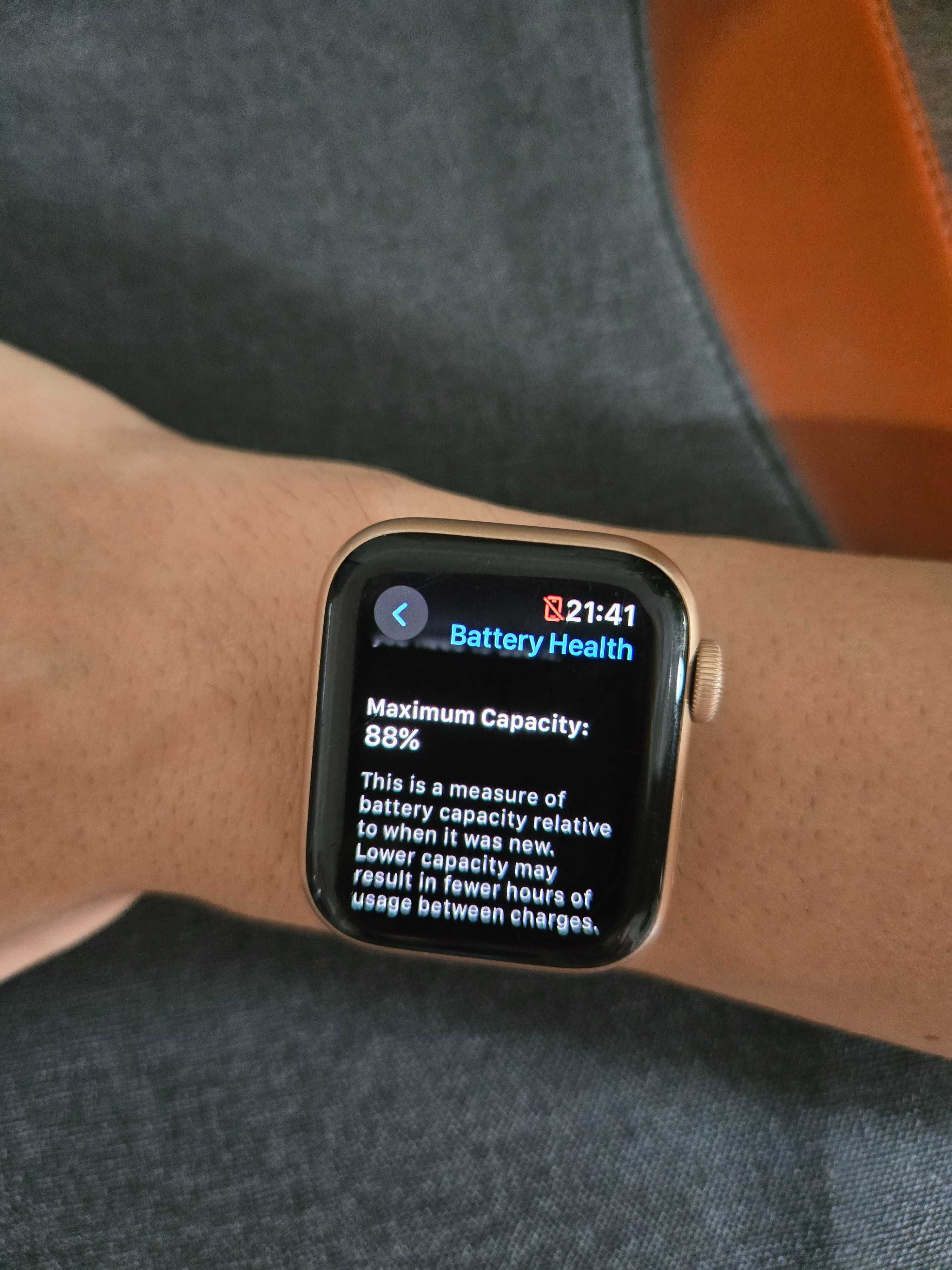 Apple Watch SE в отлично състояние