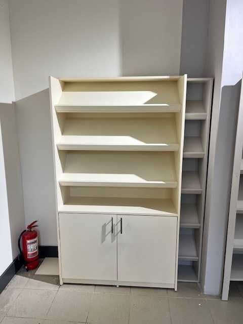 Mobilier prezentare pentru comert cu amanuntul aproape nou de vanzare