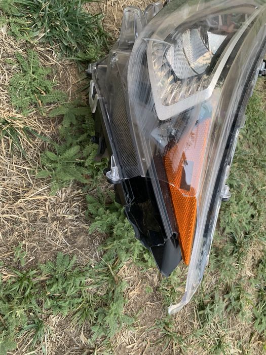 Продавам LED фар за Toyota Rav 4 2020